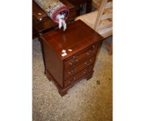 REPRODUCTION SMALL BACHELOR’S CHEST WITH SINGLE DRAWER OVER THREE DRAWERS ON BRACKET FEET