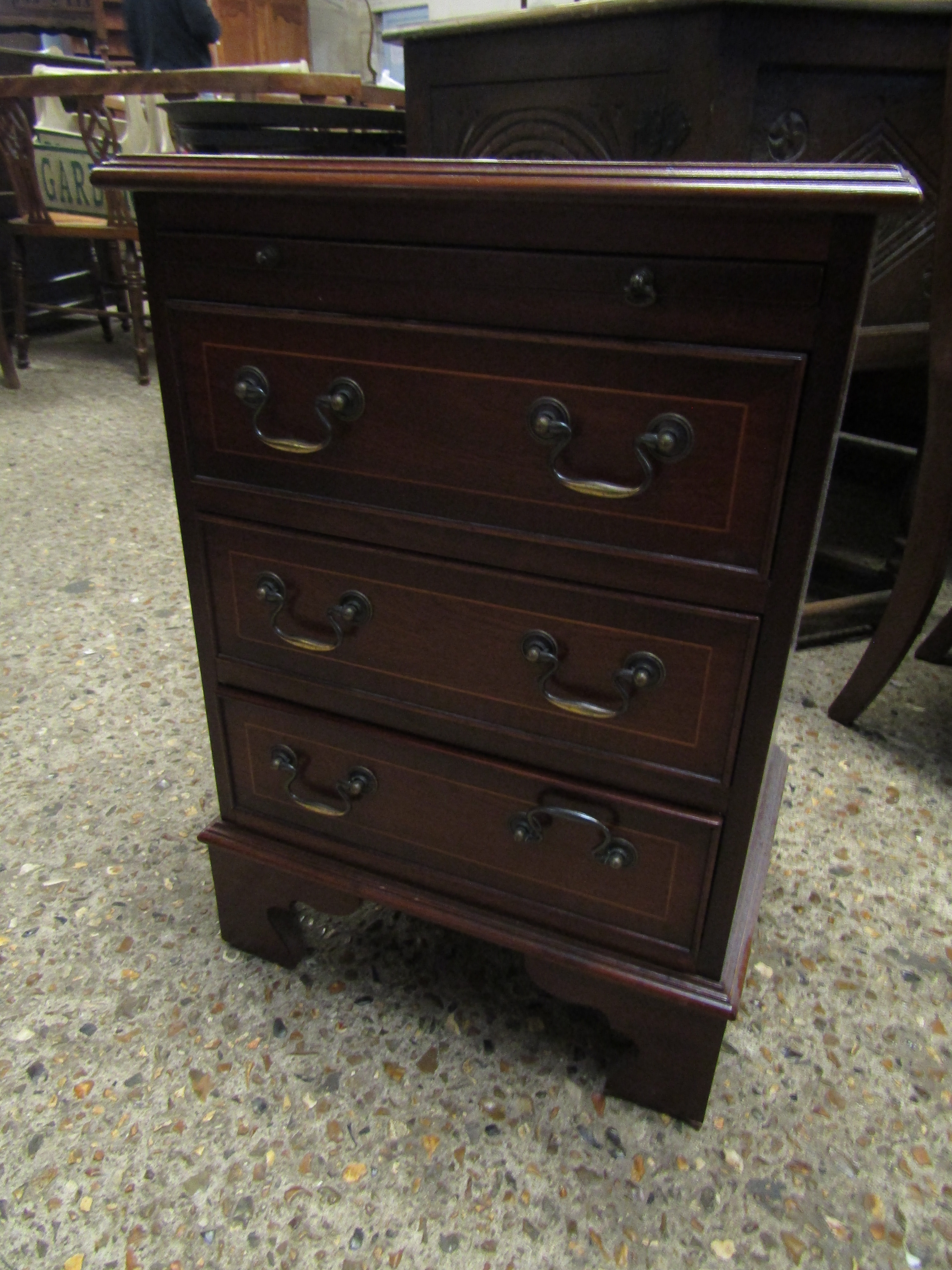 REPRODUCTION SMALL BACHELOR’S CHEST WITH SINGLE DRAWER OVER THREE DRAWERS ON BRACKET FEET