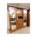 EDWARDIAN MAHOGANY COMPENDIUM WARDROBE CENTRALLY FITTED WITH TWO CUPBOARD DOORS OVER AN OPEN SHELF