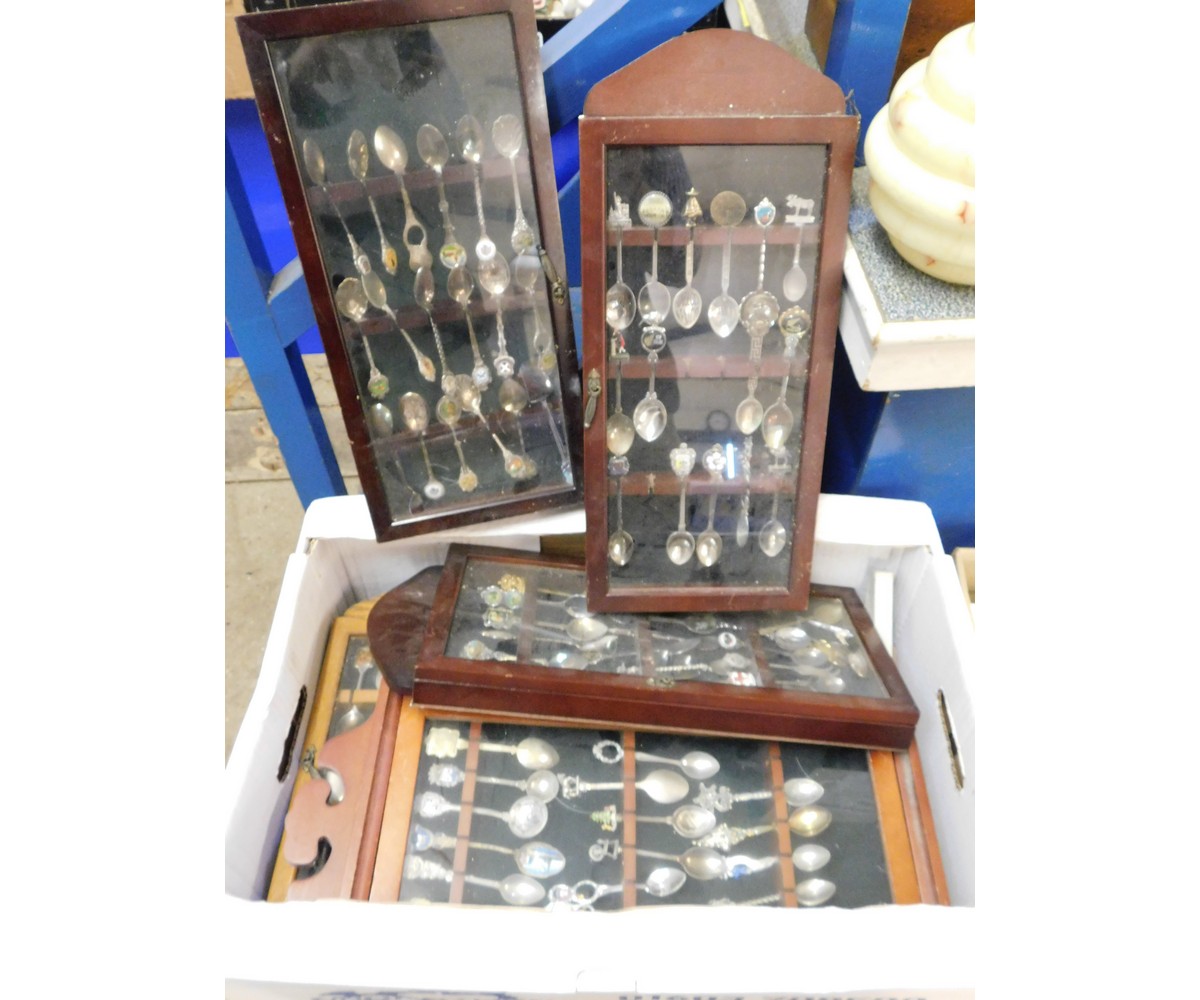 BOX CONTAINING A LARGE QUANTITY OF SOUVENIR SPOONS AND CASES