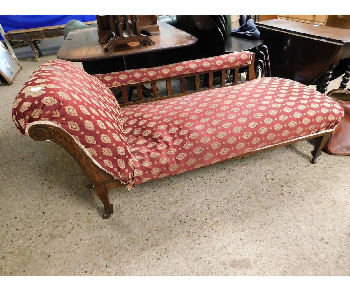 EDWARDIAN WALNUT FRAMED CHAISE LONGUE WITH RED UPHOLSTERY (A/F)