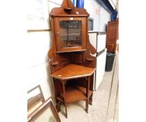 EDWARDIAN MAHOGANY FLOOR STANDING CORNER CUPBOARD WITH SINGLE GLAZED DOOR WITH OPEN SHELVES WITH