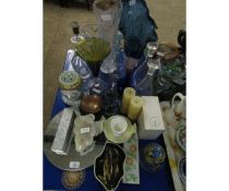 GROUP CONTAINING ASSORTED MODERN GLASS DECANTERS, ISLE OF WIGHT PAPER WEIGHTS, VASES ETC