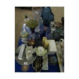 GROUP CONTAINING ASSORTED MODERN GLASS DECANTERS, ISLE OF WIGHT PAPER WEIGHTS, VASES ETC