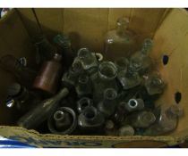 BOX CONTAINING MIXED VINTAGE GLASS BOTTLES ETC