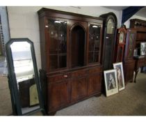 REPRODUCTION MAHOGANY LIVING ROOM CABINET WITH CENTRAL ARCHED OPEN SHELF FLANKED EITHER SIDE BY