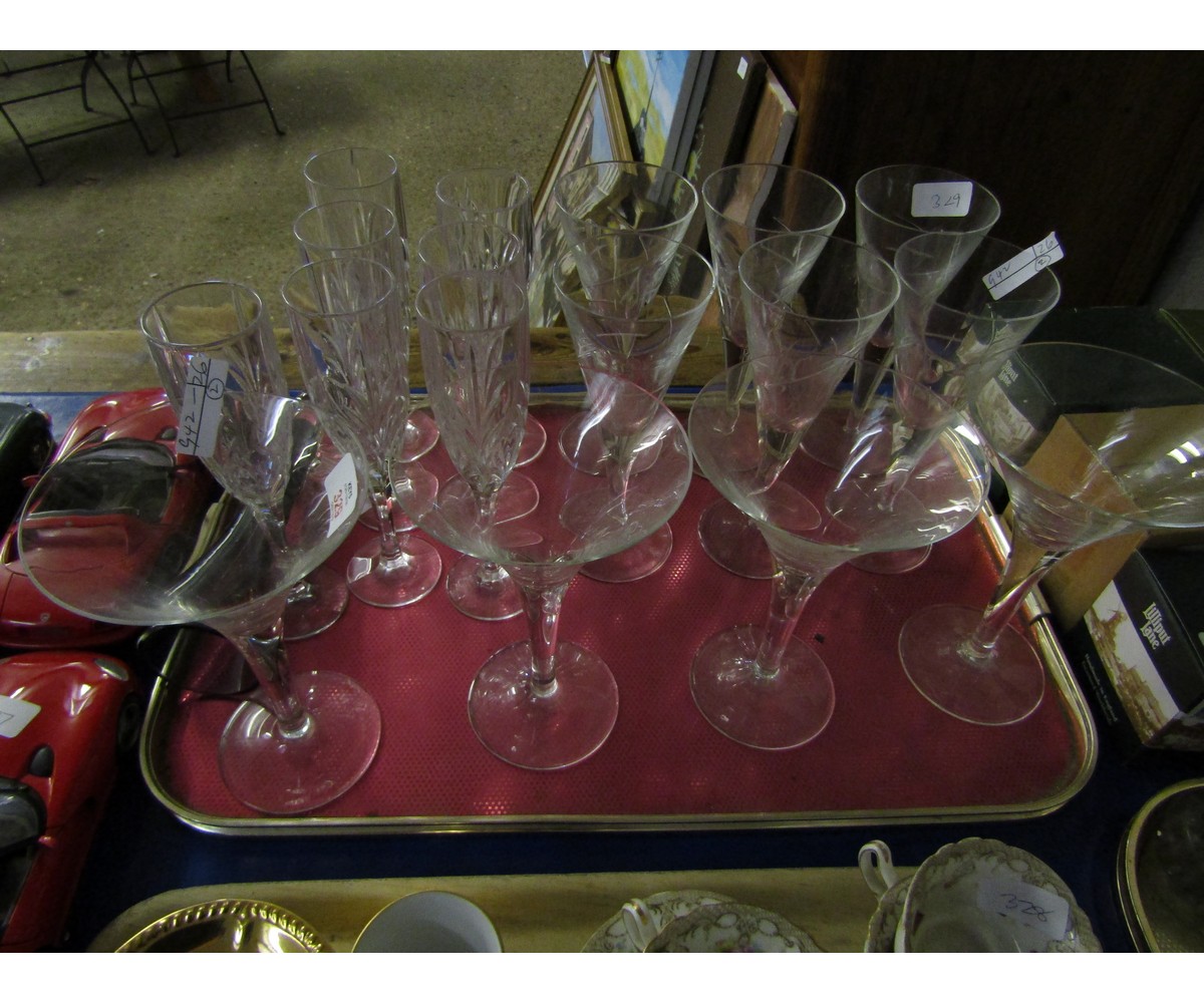 TRAY CONTAINING MIXED CHAMPAGNE GLASSES, FLUTES ETC