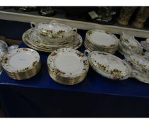 MIXED LOT OF VICTORIAN FLORAL RIMMED DINNER WARES TO INCLUDE TUREENS, PLATES, SERVING DISHES ETC