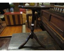 MAHOGANY EFFECT WINE TABLE WITH BROWN LEATHER INSERTS ON A TRIPOD BASE