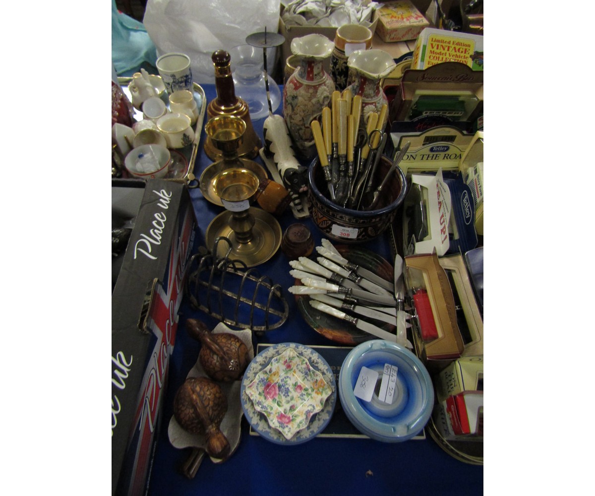 MIXED LOT CONTAINING ORIENTAL VASES, FLAGONS, TOAST RACK, SHELLEY TYPE ASHTRAYS ETC