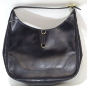 Leather ladies handbag with Hermes label. Note: By repute, the current vendor purchased this in