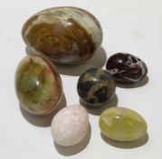 Extensive quantity of polished onyx eggs and other stone eggs, all of varying sizes