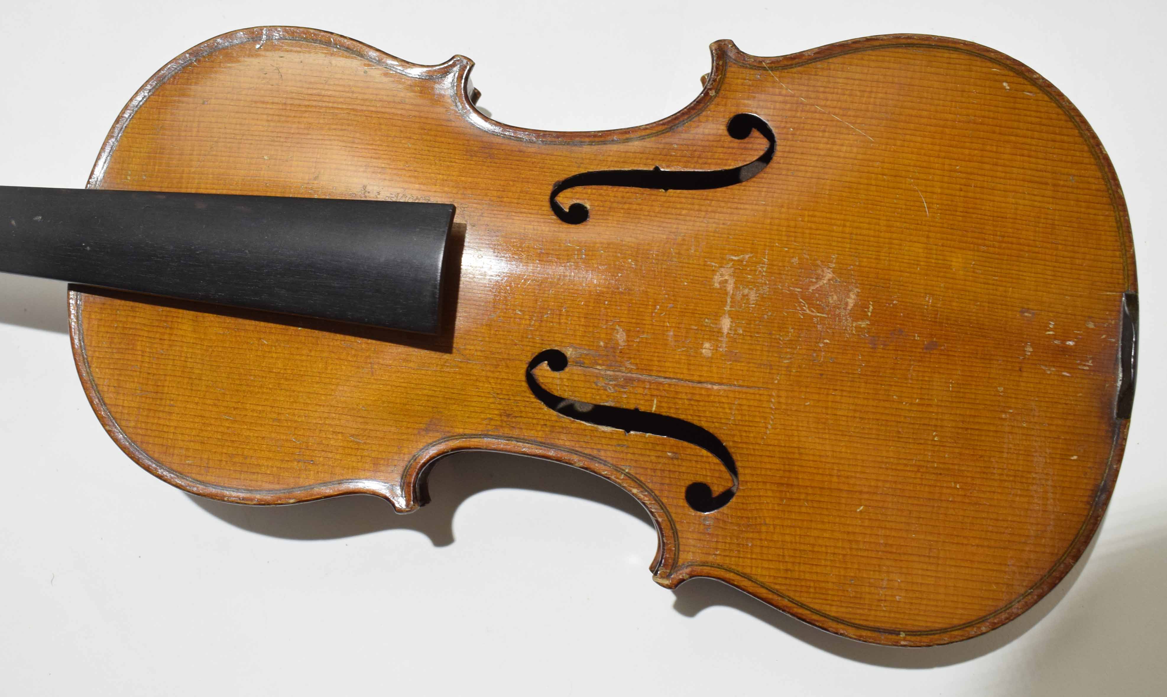 Vintage ebonised wooden cased violin and bow (lacking strings) (af) - Image 4 of 7