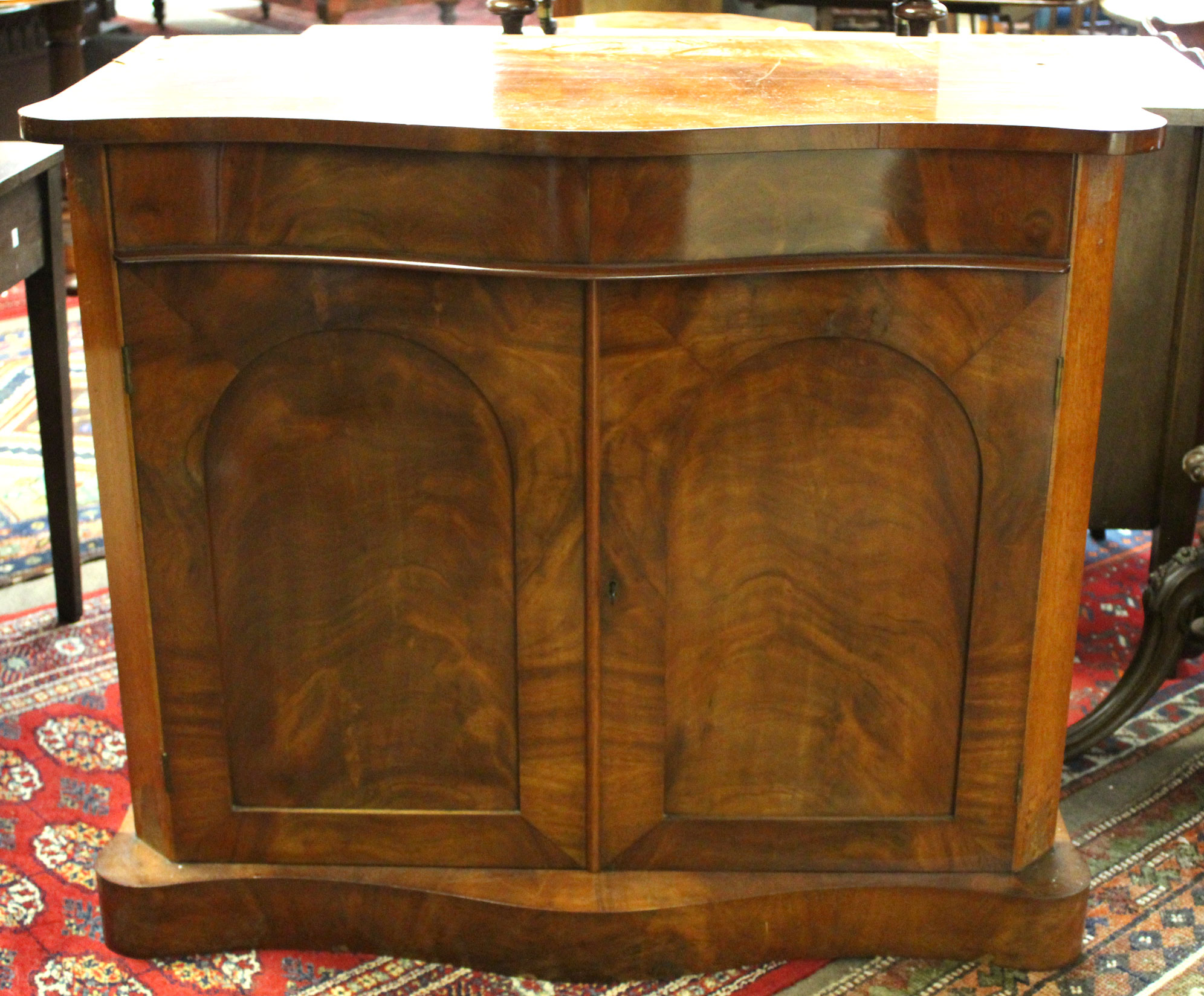 Victorian mahogany chiffonier base of serpentine form (back missing), 101cm wide