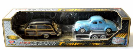 Metal trailer pack by MotorMax with replica of a car trailer and two vehicles