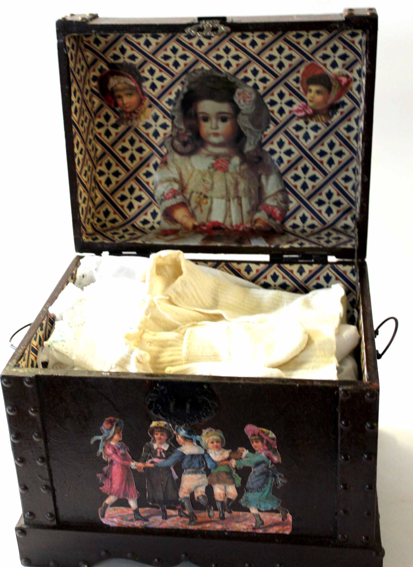 Wooden casket containing quantity of dolls clothing - Image 3 of 3