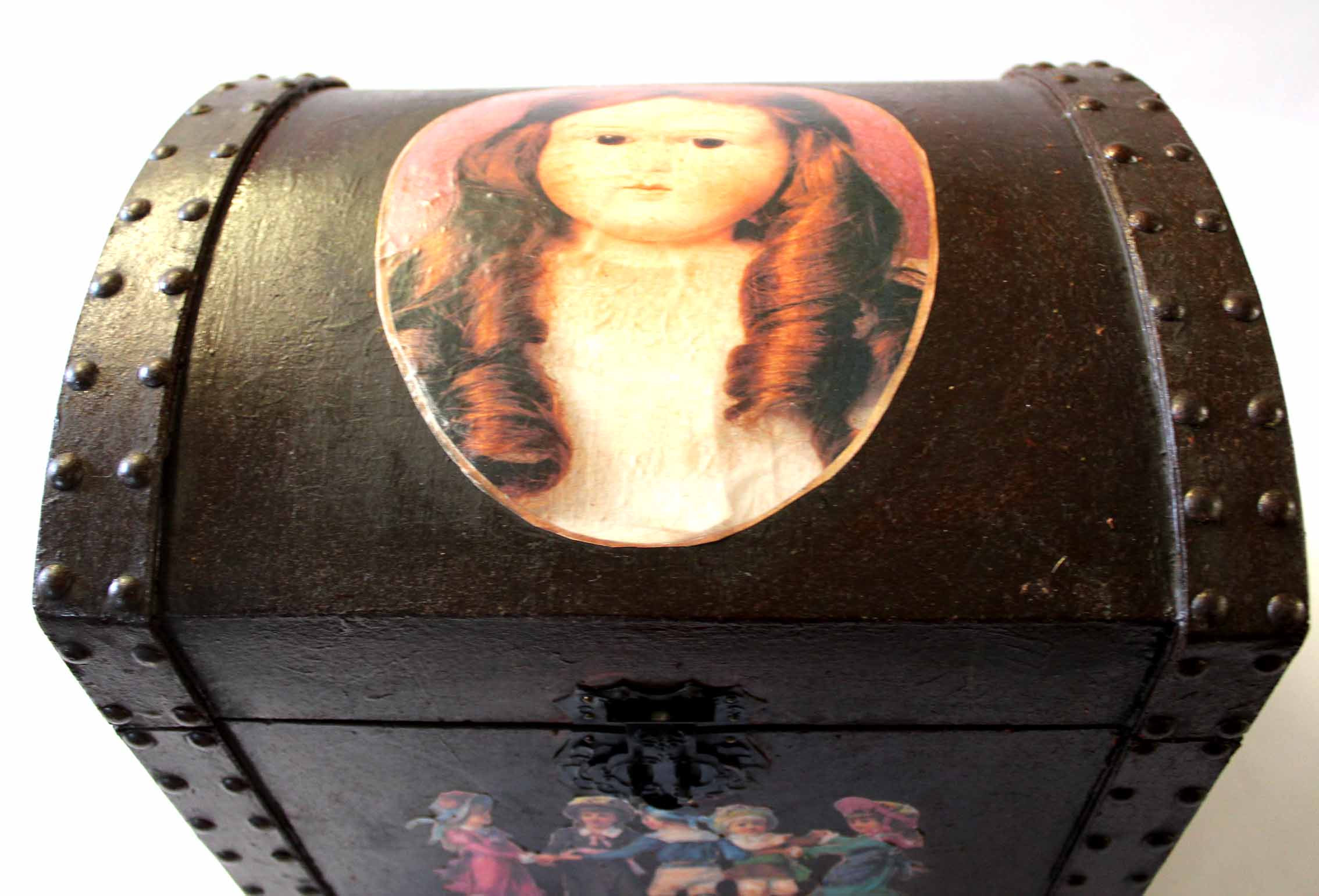 Wooden casket containing quantity of dolls clothing - Image 2 of 3