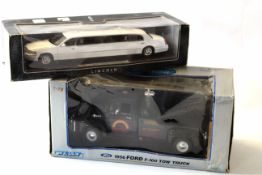 Model of a 2003 Lincoln limo in original box, together with a boxed 1956 Ford F100 tow truck