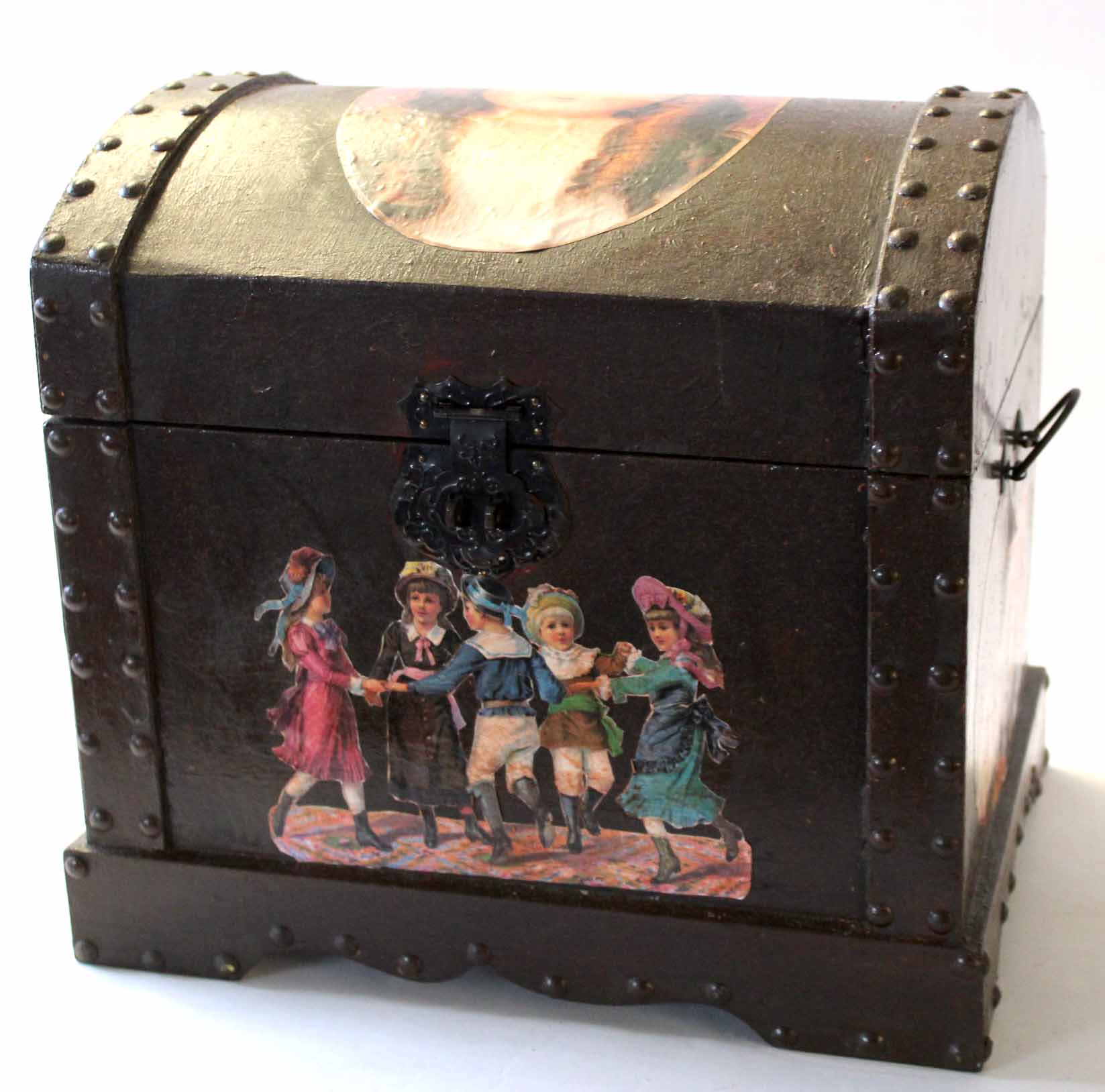 Wooden casket containing quantity of dolls clothing