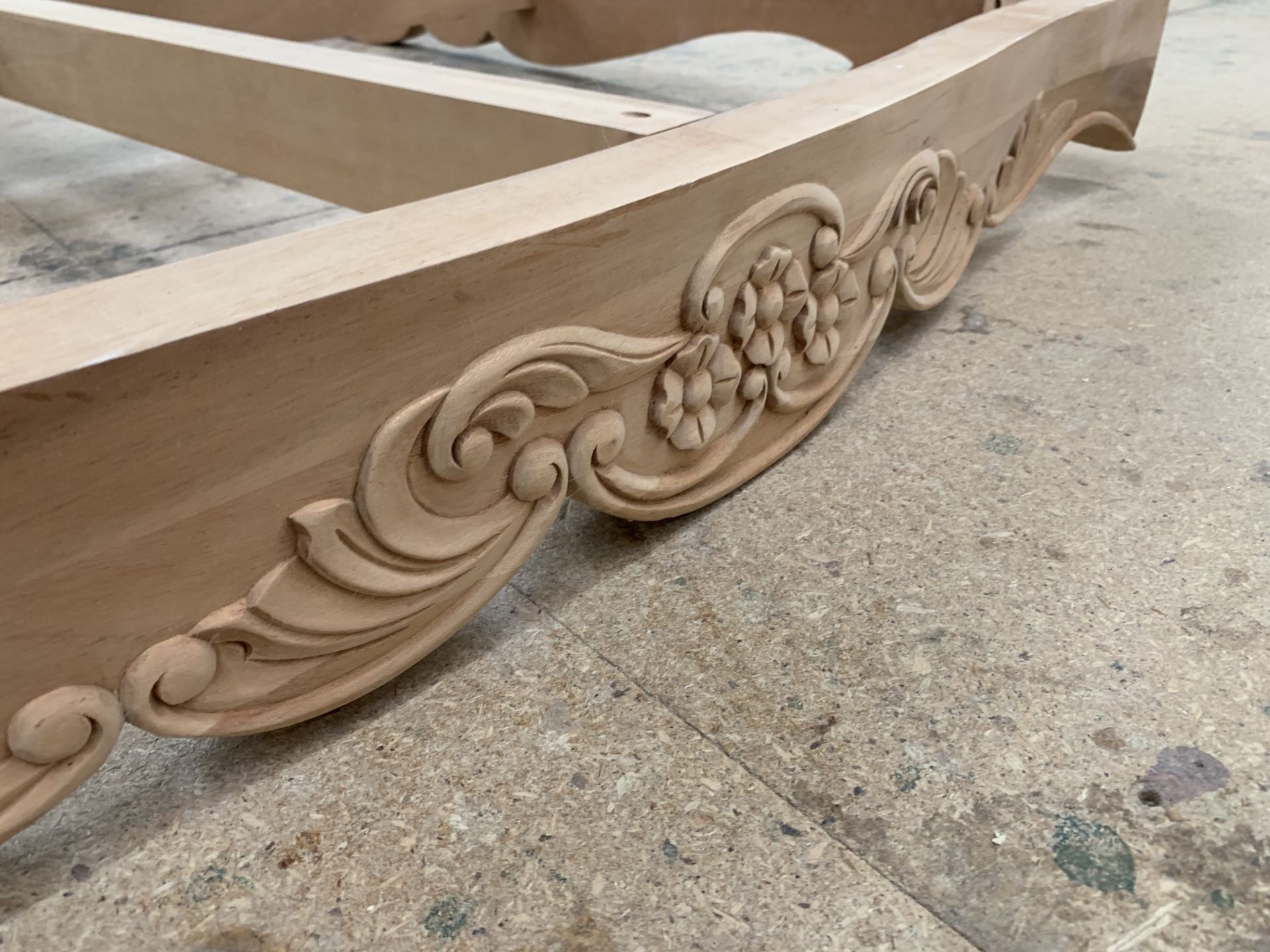 Large decorative carved Coffee Table Frame and Legs, approx 6' x 4', requires finishing/polishing ( - Image 4 of 8