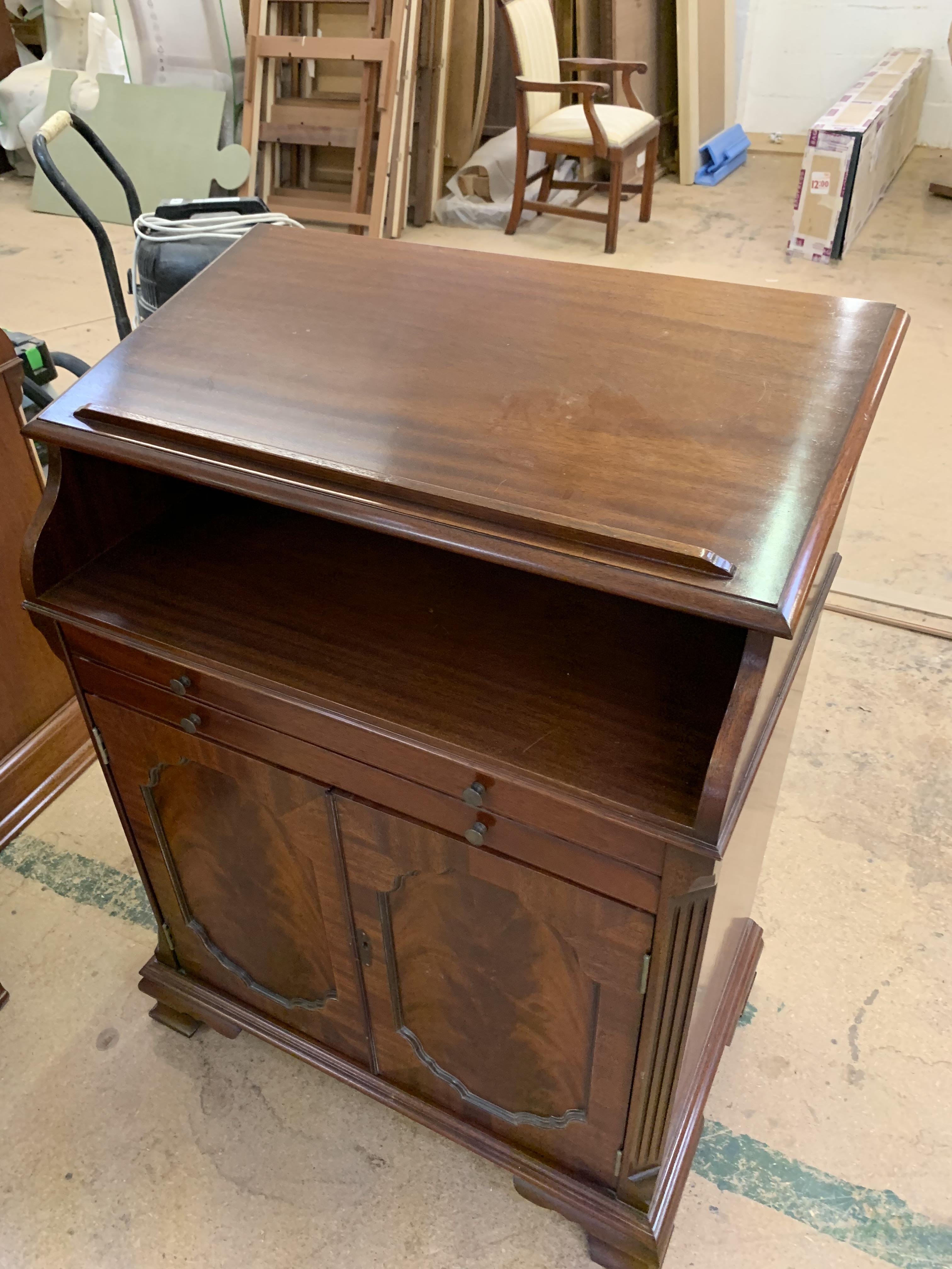 Reception Console/Display Counter, height approx 3'6, in mahogany finish. - Image 3 of 4