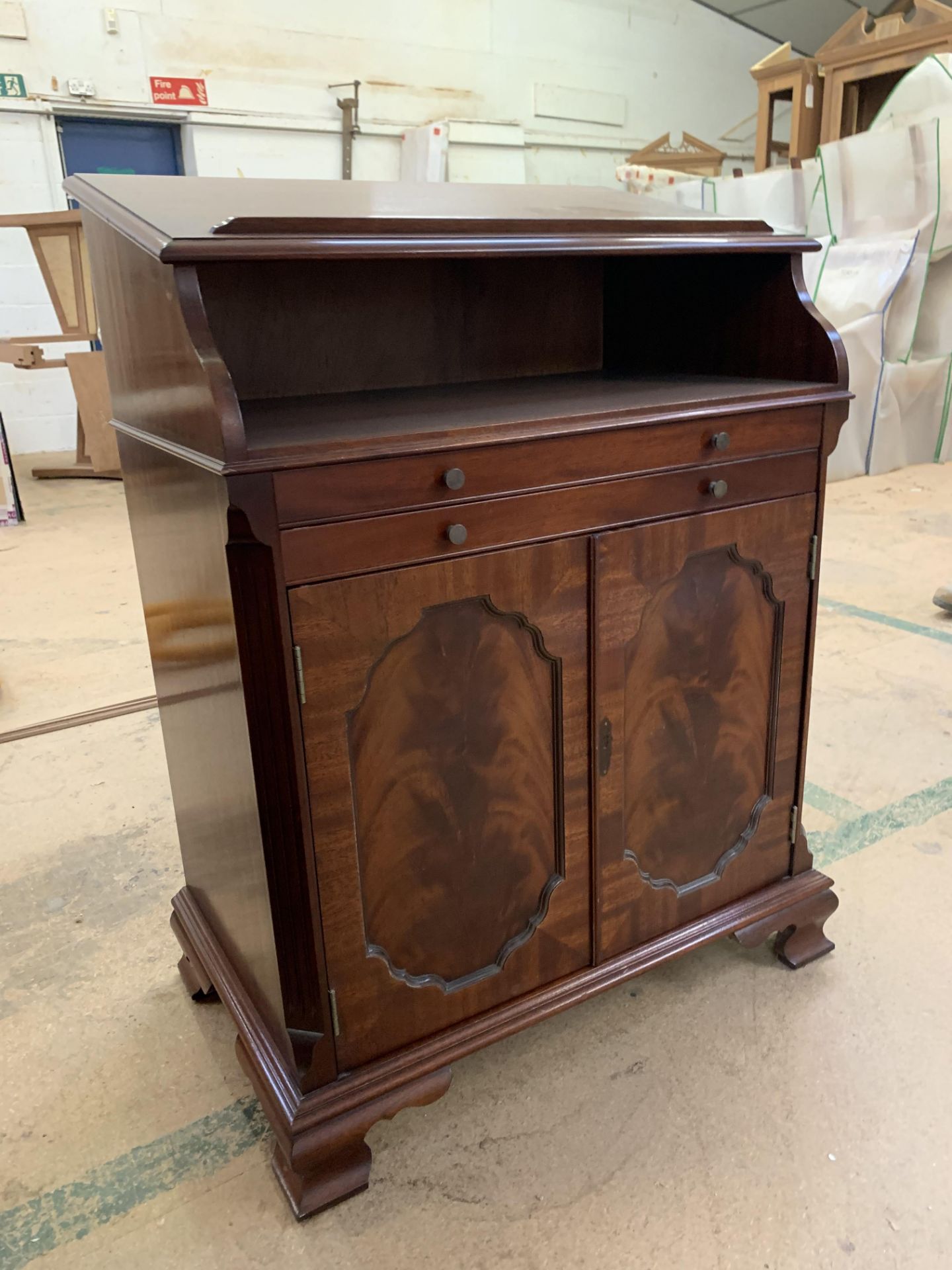 Reception Console/Display Counter, height approx 3'6, in mahogany finish. - Image 4 of 4