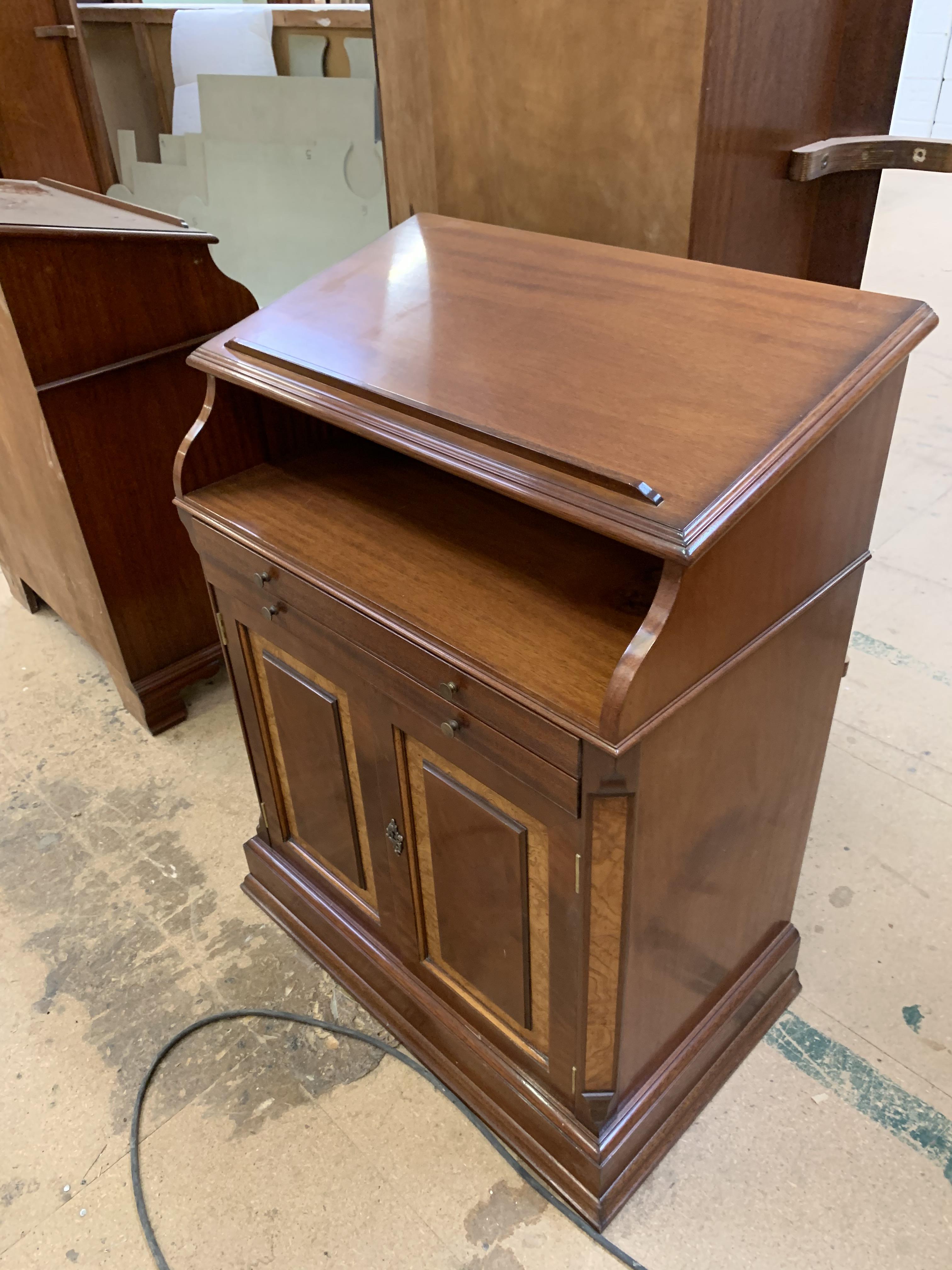 Reception Console/Display Counter, height approx 3'6, in mahogany finish. - Image 4 of 4
