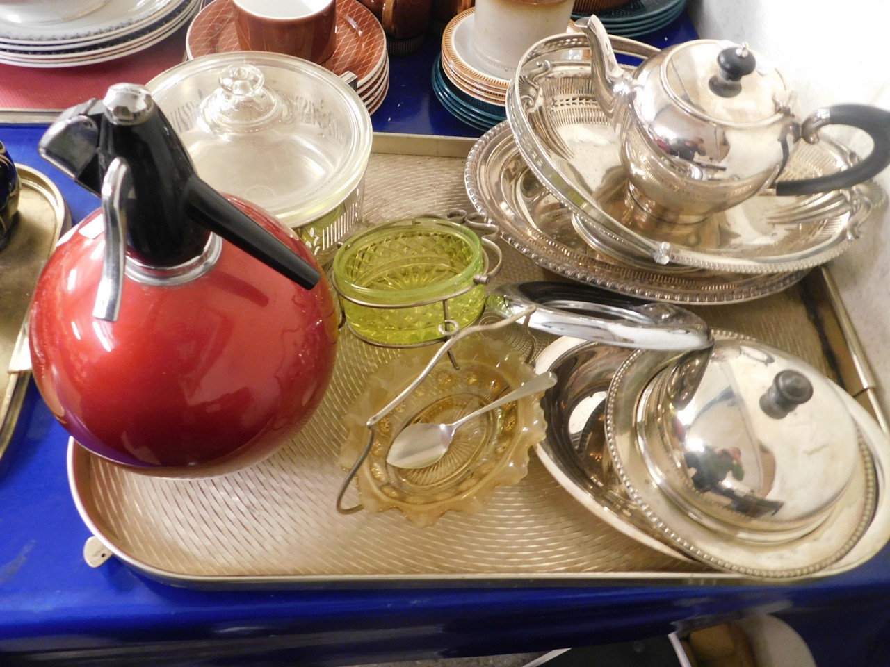 TRAY OF MIXED SILVER PLATED WARES, SODA SIPHON, DISHES, TEA POT ETC
