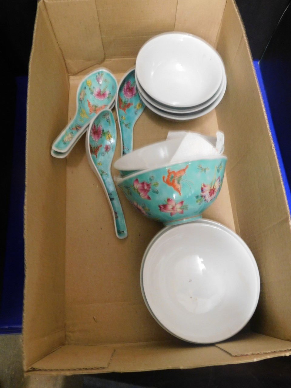 SMALL BOX CONTAINING MODERN ORIENTAL TEA BOWLS, SPOONS ETC