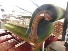 EDWARDIAN MAHOGANY FRAMED CHAISE LONGUE WITH GREEN DRALON UPHOLSTERY AND BUTTONED DETAIL, WITH