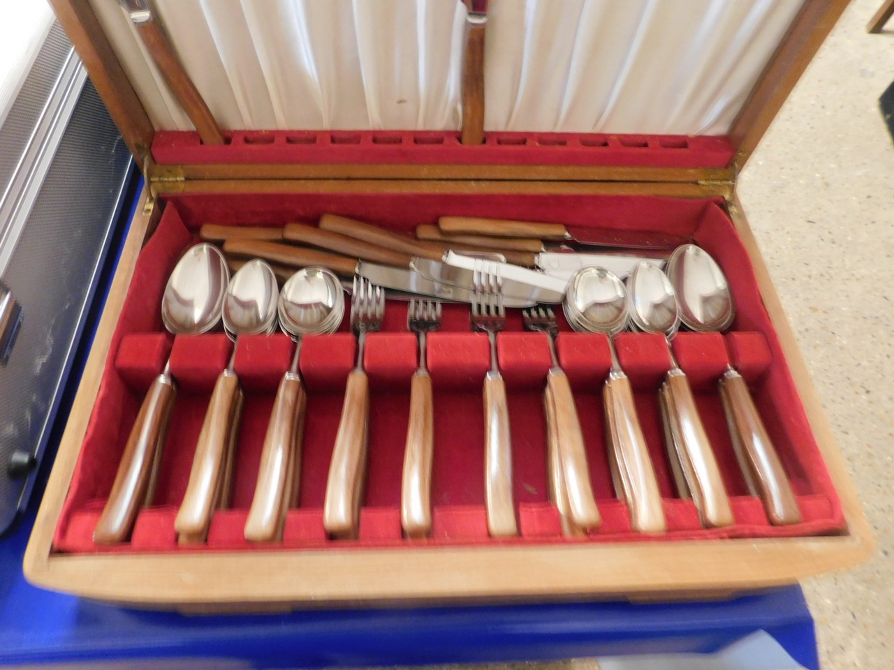 CASE CONTAINING MIXED TEAK HANDLED AND STAINLESS STEEL CUTLERY