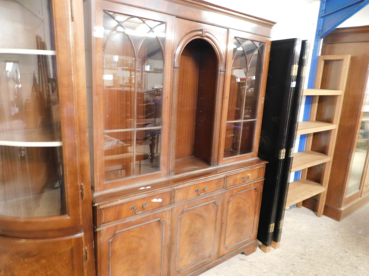 REPRODUCTION MAHOGANY LIVING ROOM CABINET WITH CENTRAL ARCHED OPEN SHELF FLANKED EITHER SIDE BY