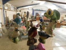 ASSORTED BIRD ORNAMENTS TO INCLUDE A BESWICK MODEL OF A PARROT NO 930, MODEL OF A GREY WAGTAIL,