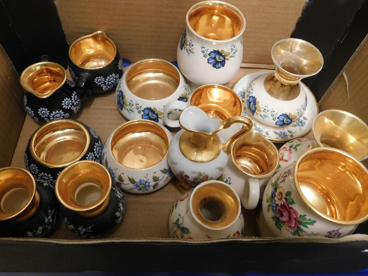 BOX CONTAINING MIXED PRINKNASH FLORAL AND GILDED VASES, CREAM JUG, SUGAR BOWLS ETC