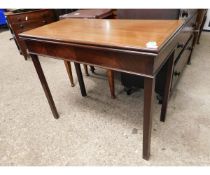 EDWARDIAN MAHOGANY FOLD-TOP TEA TABLE, THE TOP INLAID WITH BOXWOOD AND EBONISED HATCHED STRINGING