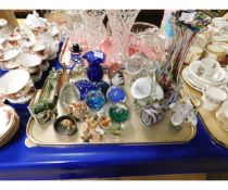 TRAY CONTAINING MIXED WADE WHIMSIES, MOTTLED GLASS WARES, PAPER WEIGHTS ETC