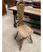 MID-20TH CENTURY OAK FRAMED SPINNERS CHAIR WITH CARVED BACK SPLAT AND SPLAYED LEGS