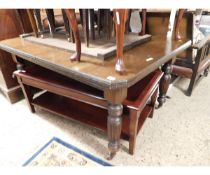 EDWARDIAN WALNUT EXTENDING DINING TABLE WITH TWO EXTRA LEAVES SUPPORTED ON FOUR LEGS AND RAISED ON