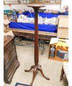 MAHOGANY TORCHERE STAND, CIRCULAR TOP ON A REEDED COLUMN TERMINATING IN A QUADRUPED BASE, 137CM HIGH
