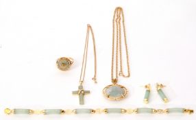 Mixed Lot: modern Chinese pale celadon jade tubular link bracelet with yellow metal fittings,