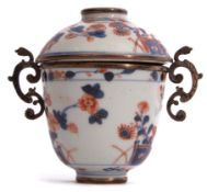 18th century Chinese export cup and cover decorated in Imari style in iron red, blue and gilt, the