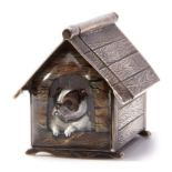 Victorian novelty vesta in the form of a dog kennel, naturalistically engraved planks to the two-