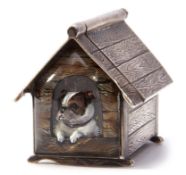 Victorian novelty vesta in the form of a dog kennel, naturalistically engraved planks to the two-