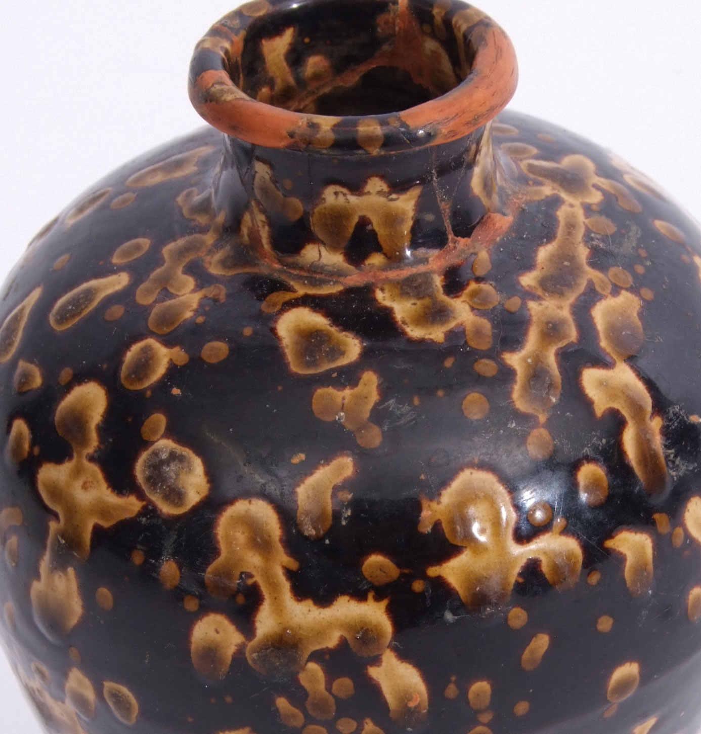 Jizhou ware vase the baluster body decorated in typical fashion with a sponged buff effect on - Image 4 of 5