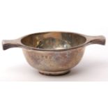 George V miniature quaich of plain circular form with lug handles, circular foot, 7cm diam,