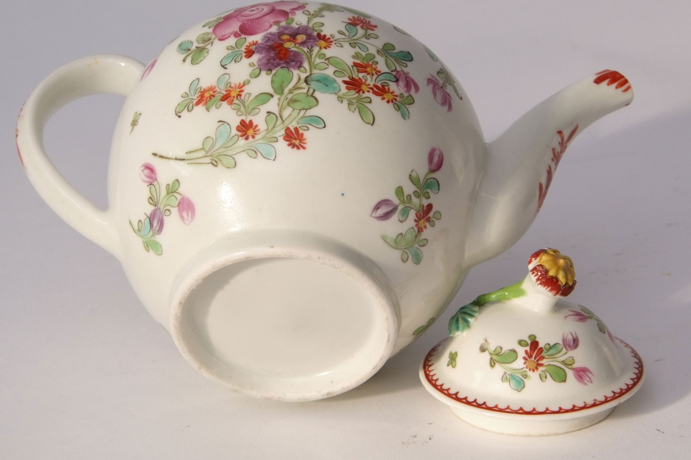 Lowestoft tea pot and cover with polychrome decoration after Thomas Rose, 15cm high - Image 5 of 5