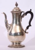 Edwardian coffee pot of baluster form in Queen Anne style, having bud finial to a domed and hinged