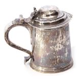 William and Mary lidded pint tankard with hollow scrolled handle, the hinged lid with knurled