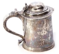 William and Mary lidded pint tankard with hollow scrolled handle, the hinged lid with knurled
