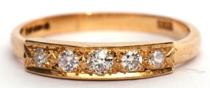 18ct gold and diamond ring featuring five graduated mixed cut diamonds, 0.40ct (est), size S/T